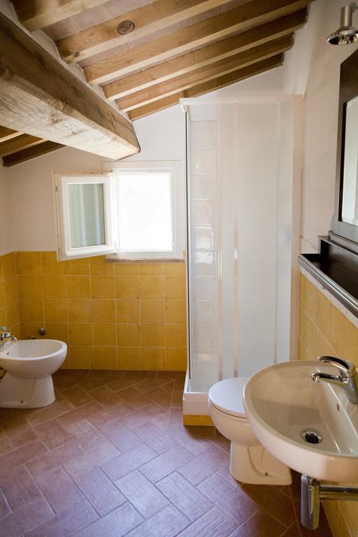 Agriturismo L'isola Crespina Habitación foto